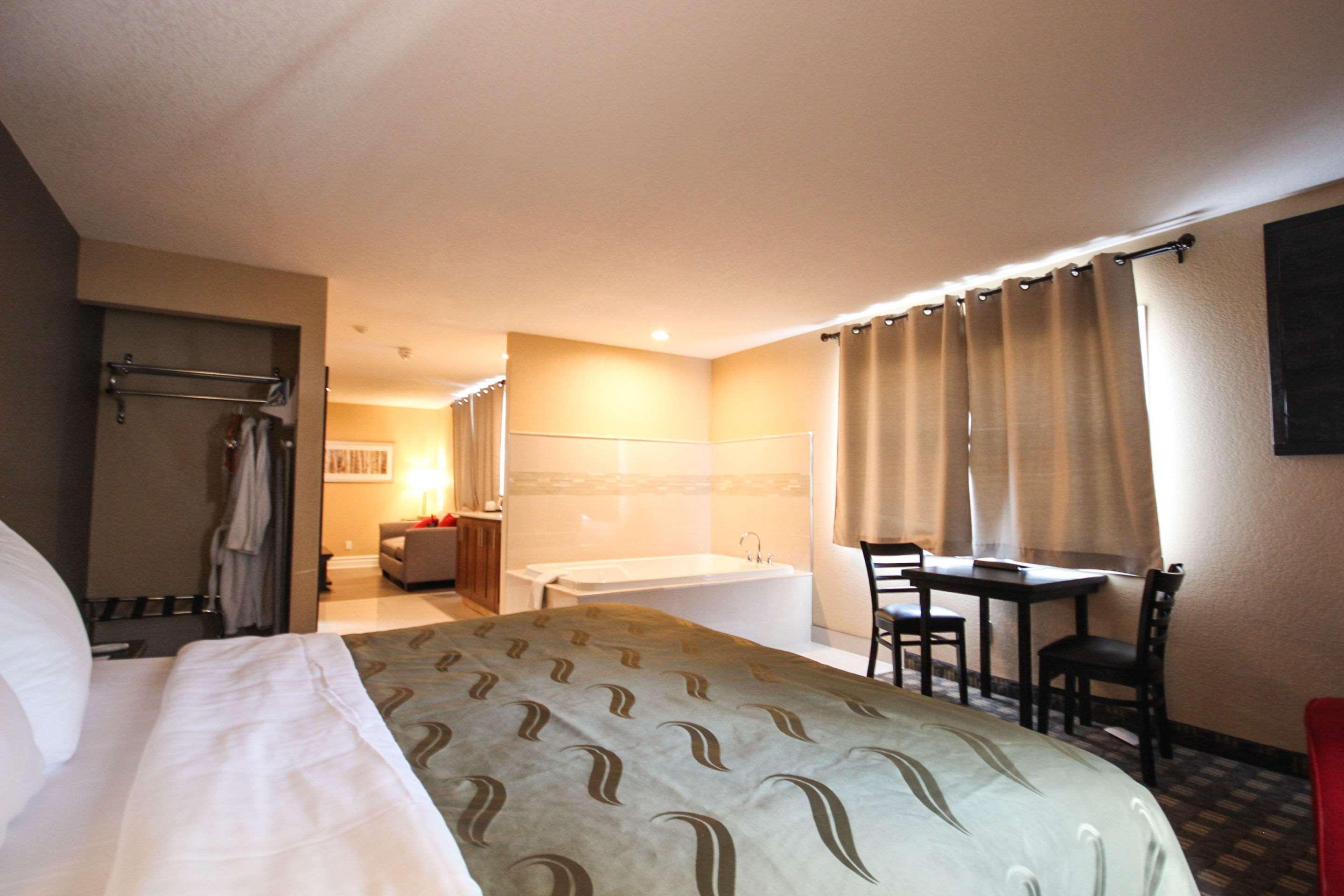 Quality Inn Брейсбридж Экстерьер фото